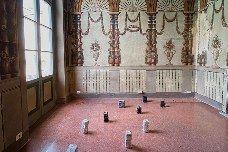 Giulio Locatelli, Accumuli, 2021 - in corso, carta fatta a mano e filo, dimensioni variabili. Veduta dell’installazione nelle sale dell’Appartamento Nobile, MO.CA, Brescia. Foto di Federica Villa