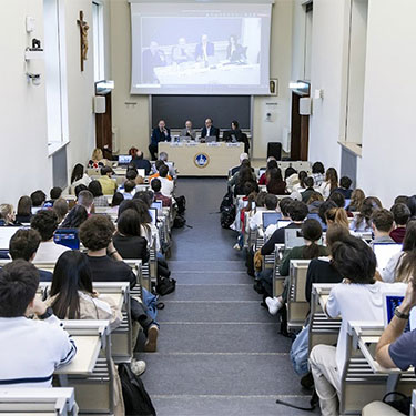 First steps into the world of artificial intelligence, the new course for freshmen