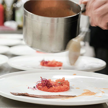 Cucina, incontri e impegno: il nuovo pranzo d&rsquo;autore nelle mense universitarie