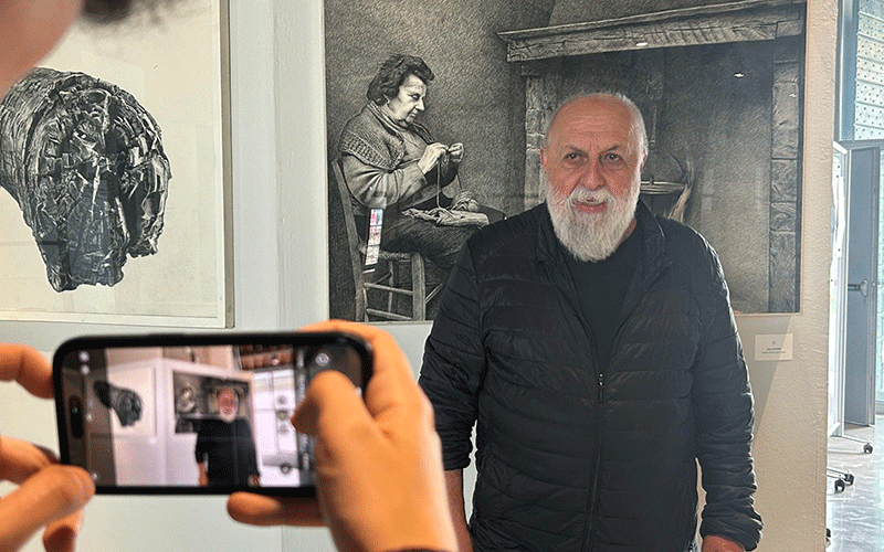 Fermare il tempo con un pastello nero