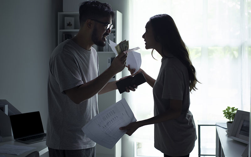 Violenza economica, il 22% degli italiani a rischio