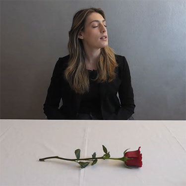 Un’elegia latina recitata da una studentessa diventa un video