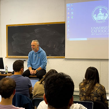 “Deejay chiama Unicatt”, la lezione di Linus