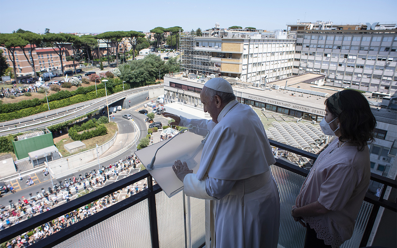 Papa Francesco al Gemelli: le foto dell'Angelus