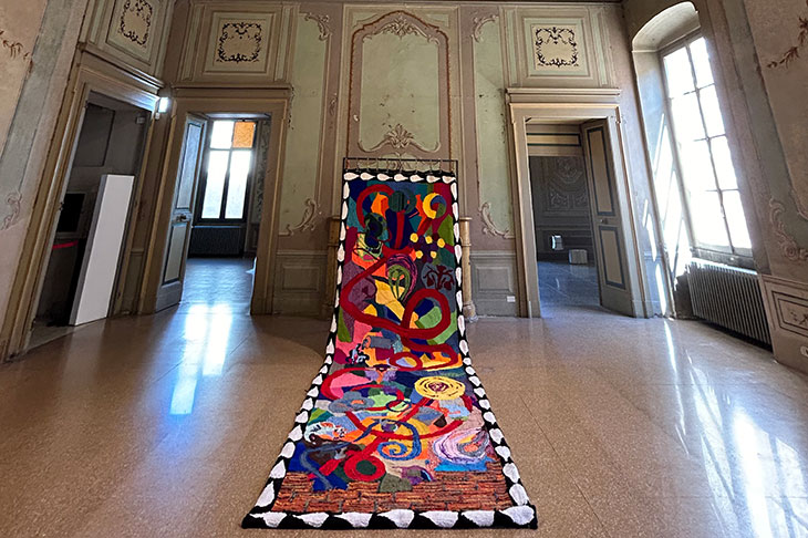 Giulio Locatelli, Magic Carpet, 2024, tessitura mista, 150x450 cm. Veduta dell’installazione nelle sale dell’Appartamento Nobile, MO.CA, Brescia. Foto di Federica Villa