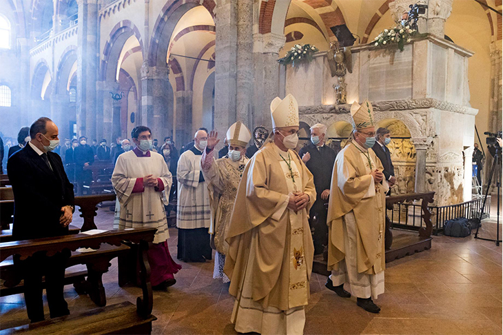 L'ingresso in Sant'Ambrogio dell'Arcivescovo di Milano monsignor Mario Delpini insieme a monsignor Claudio Giuliodori e a monsignor Carlo Faccendini, abate della Basilica