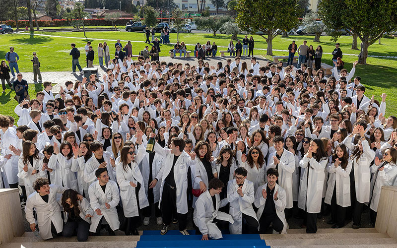 Knowing, knowing how to do, knowing how to be: with the white coat towards the future
