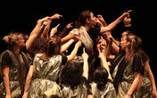 Sale l'inno alla pace dalle tragedie greche messe in scena 