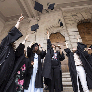 Brescia abbraccia i laureati della Cattolica