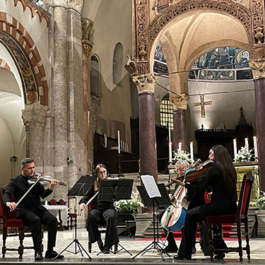 Violini, viole e violoncelli nati dal legno dei barconi