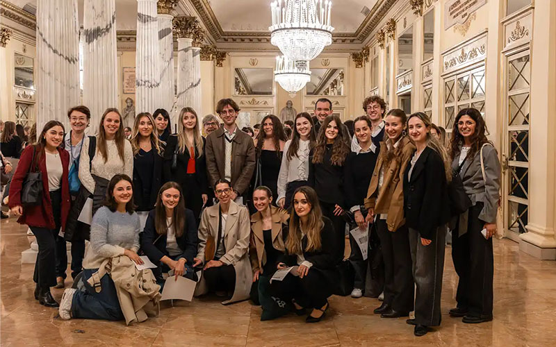 La letteratura esce dall&rsquo;aula e va in scena: gli studenti di Scienze linguistiche alla Scala