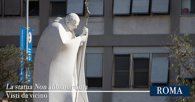 Roma - Statua di Giovanni Paolo II