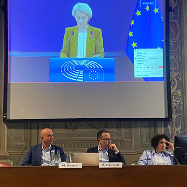 Esperti e studenti commentano live von der Leyen